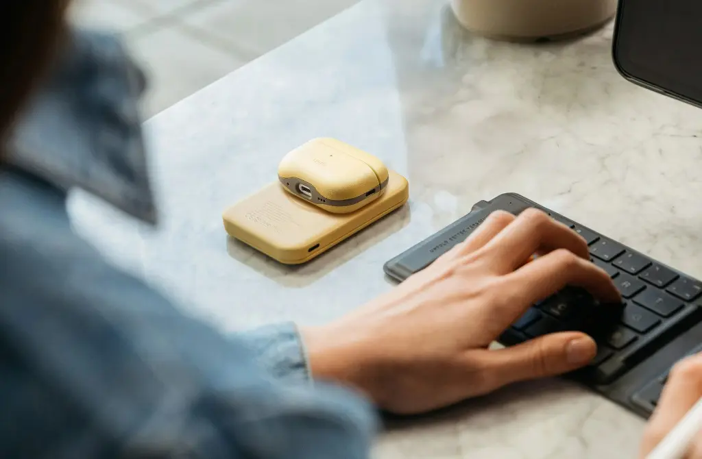 imgi_16_Web_Deck_Lyden_DE_AirPods_Case_1.webp