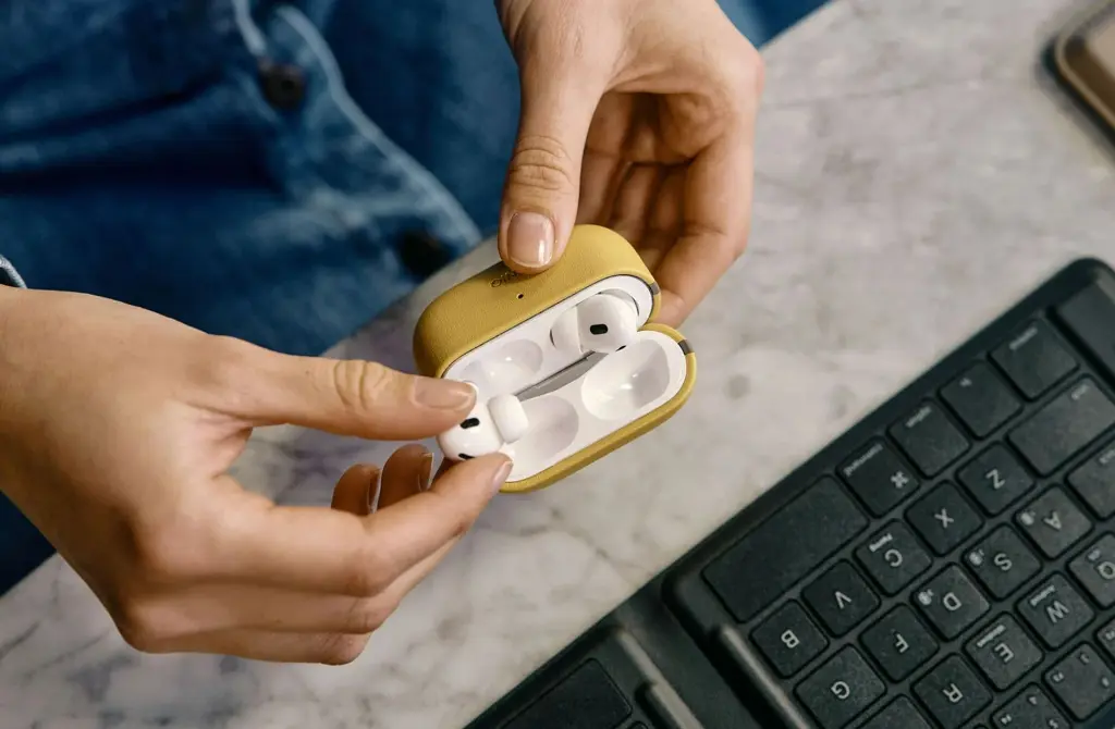 imgi_17_Web_Deck_Lyden_DE_AirPods_Case_3.webp