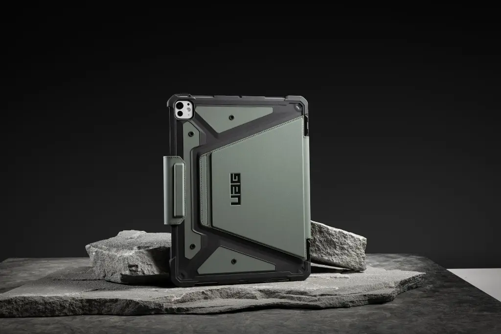 imgi_14_UAG_STUDIO-HQ_060524_iPad-Power_Derrick_13765.webp