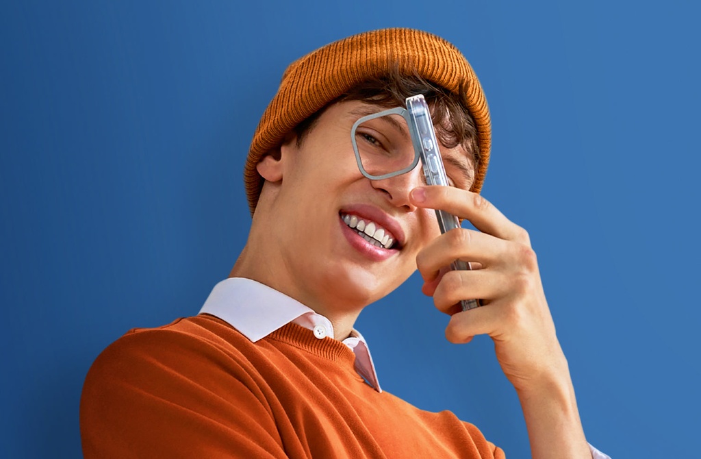 Uniq Hybrid Heldro Max MagSafe Case with Camera Stand for iPhone 16 Pro Max – Lucent Clear