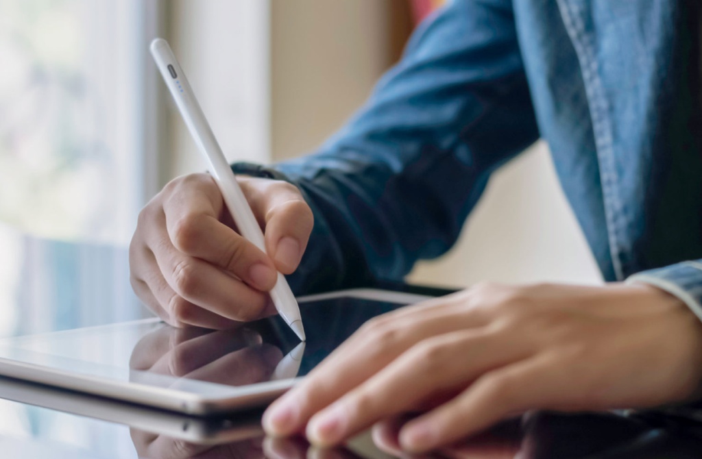 Uniq Pixo Lite Magnetic Stylus For IPad - Graphite Black